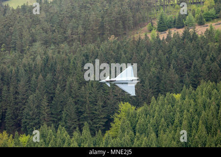 Ladybower Reservoir, Derbyshire, Royaume-Uni. 16thMay 2018 , Ladybower Reservoir, Derbyshire, Angleterre ; Battle of Britain Memorial Flight pour marquer le 75e anniversaire de l'Escadron 617 opération Dambusters ; Crédit : Nouvelles Images /Alamy Live News Banque D'Images