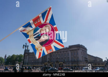 Londres, Royaume-Uni. Le 15 mai 2018. Union jack flag avec le prince Harry et Meghan Markle sur est agité à l'extérieur de Buckingham Palace avant le mariage royal a lieu à Windsor photo : Alamy/Goutte d'encre Live News Banque D'Images