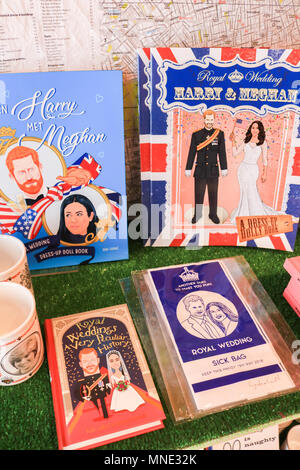 London UK. 16 mai 2018. Une boutique vendant des souvenirs de la prochaine kitch mariage du prince Harry et Meghan Markle y compris un sac de malades et dress up doll books Crédit : amer ghazzal/Alamy Live News Banque D'Images