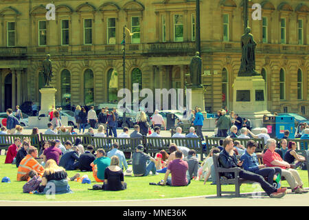 Glasgow, Écosse, Royaume-Uni 16 Mai.UK Météo : beau temps sur la ville a apporté les habitants et les touristes dans les rues de touchers aff météo. Les travailleurs de la ville se sont joints à eux à l'heure du déjeuner pour remplir George Square au cœur de la ville.. Gérard Ferry/Alamy news Banque D'Images