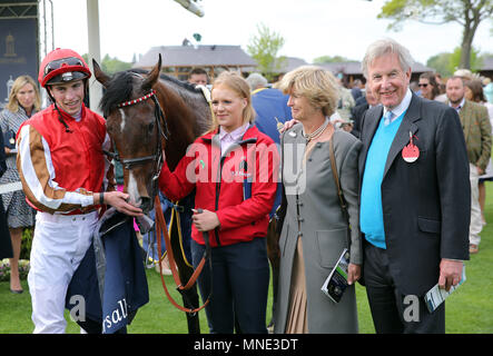 York, Royaume-Uni. 16 mai, 2018. Donner et prendre monté par James Doyle Tattersalls Musidora gagne le Festival 2018 Dante Stakes hippodrome de York, l''hippodrome de York, York, Angleterre 16 Mai 2018 Festival 2018 Dante, l'hippodrome de York, Angleterre, Crédit : Allstar Photo Library/Alamy Live News Banque D'Images
