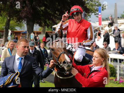 York, Royaume-Uni. 16 mai, 2018. Donner et prendre monté par James Doyle Tattersalls Musidora gagne le Festival 2018 Dante Stakes hippodrome de York, l''hippodrome de York, York, Angleterre 16 Mai 2018 Festival 2018 Dante, l'hippodrome de York, Angleterre, Crédit : Allstar Photo Library/Alamy Live News Banque D'Images
