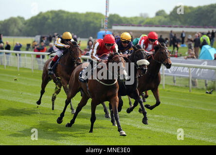 York, Royaume-Uni. 16 mai, 2018. Donner et prendre monté par James Doyle Tattersalls Musidora gagne le Festival 2018 Dante Stakes hippodrome de York, l''hippodrome de York, York, Angleterre 16 Mai 2018 Festival 2018 Dante, l'hippodrome de York, Angleterre, Crédit : Allstar Photo Library/Alamy Live News Banque D'Images