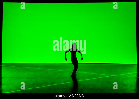 Londres, Royaume-Uni. 16 mai, 2018. Riverrun : Interface du corps instables. Spectacle de danse d'avant-garde par l'artiste coréen Jin Yeob Cha(photo) et artiste visuel Vakki. Crédit : Guy Josse/Alamy Live News Banque D'Images