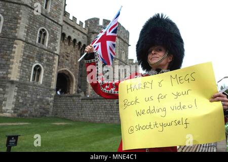 Windsor, Royaume-Uni 16 Mai 2018 : Super fan royale à l'extérieur du château de Windsor. Crédit : Claire Doherty/Alamy Live News Banque D'Images