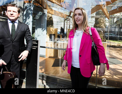 Dublin, Irlande. 16 mai, 2018. Dublin, Irlande. 16 mai, 2018. 16/05/2018. Vicky Phelan et Stephen au GETE de comparaître devant le comité des comptes publics. Vicky Phelan arrivant à Leinster House cet après-midi de comparaître devant le comité des comptes publics sur le scandale du col de vérifier. Mme Phelan a obtenu un règlement de 2,5 millions d'euros après avoir reçu les résultats du test de Papanicolaou incorrect qui n'a pas réussi à lui diagnostiquer un cancer du col. L'épouse de M. Gete Irene a reçu un diagnostic de cancer en 2015 et est mort l'année dernière après deux fausses non divulgués dans les tests de 2010 et 2013. Credit : RollingNews.ie/Alamy Live News Crédit : Ro Banque D'Images