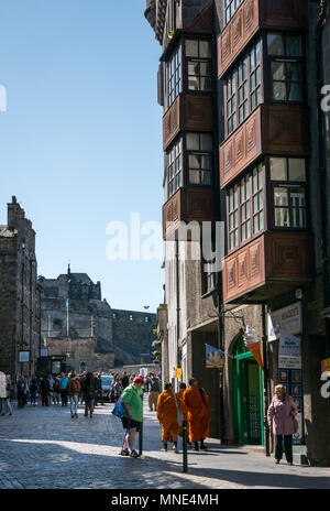 Royal Mile, Edinburgh, 16 mai 2018. Les touristes profitant du soleil sur le Royal Mile, Edinburgh, Ecosse, Royaume-Uni. Les touristes envahissent la Royal Mile, y compris un groupe de moines bouddhistes vêtus de robes orange vif Banque D'Images