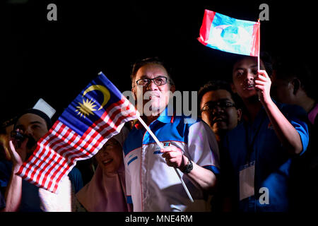 Petaling Jaya, Malaisie. 16 mai, 2018. M. Anwar Ibrahim, qui dirige le Parti de la Justice du peuple (PKR), vagues un drapeau national avec ses partisans au cours d'une solidarité en Petaling Jaya, Malaisie le 16 mai 2018. Anwar Ibrahim a été repleased à partir de la garde à vue après avoir reçu un pardon du roi de Malaisie Sultan Muhammad V. Crédit : Chris JUNG/Alamy Live News Banque D'Images