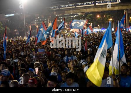 Petaling Jaya, Malaisie. 16 mai, 2018. Des milliers de partisans de M. Anwar Ibrahim, qui dirige le Parti de la Justice du peuple (PKR), sont réunis à Petaling Jaya, Malaisie le 16 mai 2018. Anwar Ibrahim a été repleased à partir de la garde à vue après avoir reçu un pardon du roi de Malaisie Sultan Muhammad V. Crédit : Chris JUNG/Alamy Live News Banque D'Images