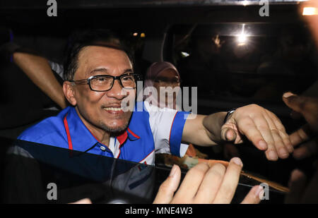 Petaling Jaya, Selangor, Malaisie. 16 mai, 2018. Le chef de l'opposition Anwar Ibrahim 13 avec sa femme Azizah Wan (R) salue les partisans après le rassemblement à Petaling Jaya. Credit : Kepy/ZUMA/Alamy Fil Live News Banque D'Images