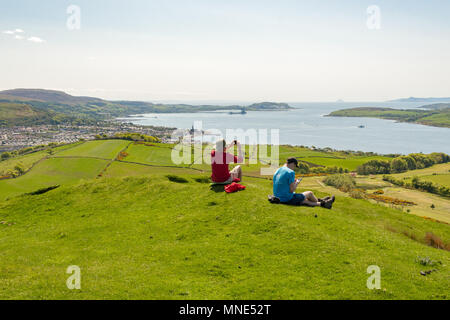 Largs, Ecosse, UK - 16 mai 2018 : France - un jour parfait pour apprécier la vue sur Largs et le Firth of Clyde à partir du haut de la colline de Knock dans Ayrshire du Nord sur la côte ouest de l'Ecosse Banque D'Images