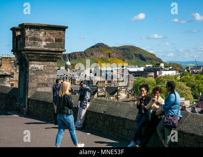 Royal Mile, Édimbourg, Écosse, Royaume-Uni 16 mai 2018. Les touristes qui aiment les glaces au soleil sur l'esplanade du château d'Édimbourg Banque D'Images