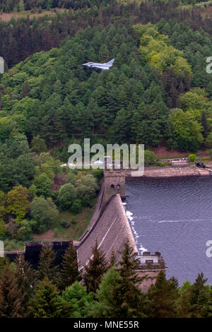 Derwent barrage dans le Peak District, UK. 16 mai, 2018. Avec le temps qu'ils s'opposent à la Battle of Britain Memorial Lancaster vols sur battant Derwent barrage dans le Peak District qui a été utilisé pour practicce pour 617 Raid Dambusters escadrons célèbre qui a eu lieu il y a 75 ans ce soir l'honneur est tombé à un typhon Conningsbys frm RAF 29 Res Escadron pour marquer la réalisation de l'escadron et de ceux qui ont donné leur vie lors de cette nuit fatidique Credit : photographier Nord/Alamy Live News Banque D'Images