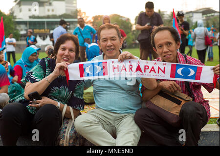 Petaling Jaya, Malaisie. 16 mai, 2018. Les partisans de l'Anwar Ibrahim, qui dirige le Parti de la Justice du peuple (PKR), maintenez une bannière au cours d'une solidarité en Petaling Jaya, Malaisie le 16 mai 2018. Anwar Ibrahim a été repleased à partir de la garde à vue après avoir reçu un pardon du roi de Malaisie Sultan Muhammad V. Crédit : Chris JUNG/Alamy Live News Banque D'Images