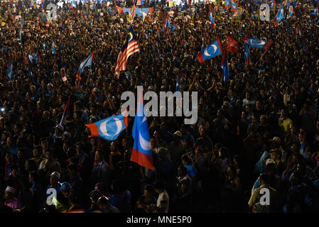 Petaling Jaya, Malaisie. 16 mai, 2018. Des milliers de partisans de M. Anwar Ibrahim, qui dirige le Parti de la Justice du peuple (PKR), sont réunis à Petaling Jaya, Malaisie le 16 mai 2018. Anwar Ibrahim a été repleased à partir de la garde à vue après avoir reçu un pardon du roi de Malaisie Sultan Muhammad V. Crédit : Chris JUNG/Alamy Live News Banque D'Images