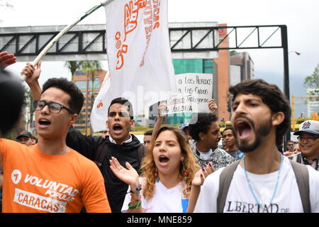 Caracas, Venezuela, Miranda. 16 mai, 2018. Les manifestants criant des slogans pendant la démonstration.Les dirigeants politiques et les citoyens ont défilé pacifiquement à l'Organisation des États américains (OEA, en espagnol) pour fournir un document où ils ont exigé qu'ils s'élèvent contre les élections présidentielles qui se dérouleront le 20 mai 2018. Le dimanche, Mai 20, les élections présidentielles auront lieu sans la participation de l'opposition, la communauté internationale a exprimé qu'ils ne reconnaîtraient pas les résultats. Romain : crédit Camacho SOPA/Images/ZUMA/Alamy Fil Live News Banque D'Images