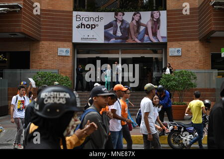 Caracas, Venezuela, Miranda. 16 mai, 2018. Vu les manifestants défilant pendant la démonstration.Les dirigeants politiques et les citoyens ont défilé pacifiquement à l'Organisation des États américains (OEA, en espagnol) pour fournir un document où ils ont exigé qu'ils s'élèvent contre les élections présidentielles qui se dérouleront le 20 mai 2018. Le dimanche, Mai 20, les élections présidentielles auront lieu sans la participation de l'opposition, la communauté internationale a exprimé qu'ils ne reconnaîtraient pas les résultats. Romain : crédit Camacho SOPA/Images/ZUMA/Alamy Fil Live News Banque D'Images