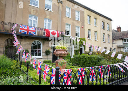 Windsor, Royaume-Uni. 16 mai, 2018. Union Jacks et un drapeau canadien pendre hors d'une maison sur la procession itinéraire à l'avance de Saturday's mariage royal entre le Prince Harry et Meghan Markle. Credit : Mark Kerrison/Alamy Live News Banque D'Images