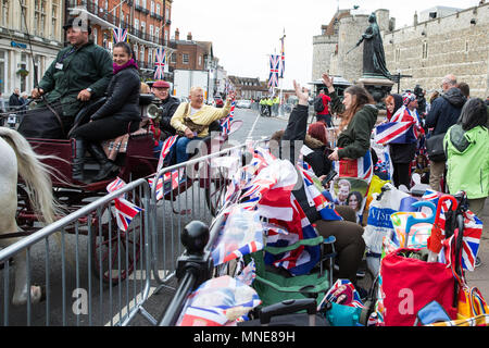 Windsor, Royaume-Uni. 16 mai, 2018. En position de Royal fans premier avant de samedi du mariage royal entre le Prince Harry et Meghan Markle vague à un cheval et un chariot passant le long du cortège funèbre. Credit : Mark Kerrison/Alamy Live News Banque D'Images