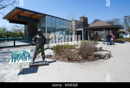 Toronto, Canada. 16 mai, 2018. Personnes visitent la maison commémorative Bethune à Gravenhurst, Ontario, Canada, 16 mai 2018. Le Canada fait de la Maison-Commémorative-Bethune l'entrée gratuite pour les jeunes de 17 ans et moins à partir de mercredi, sa première journée portes ouvertes en 2018. Credit : Zou Zheng/Xinhua/Alamy Live News Banque D'Images