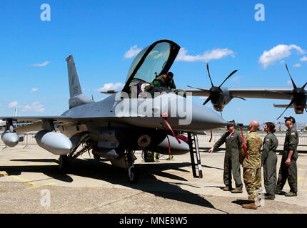 Bucarest. 16 mai, 2018. Photo prise le 16 mai 2018 montre un avion de chasse F16 au cours de la défense de la mer Noire et de l'Aérospatiale (BSDA) Exposition à Bucarest, Roumanie. La défense de la mer Noire et de l'Aérospatiale (BSDA) Exposition 2018 ouvert à Bucarest le mercredi, ce qui porte à plus de 200 exposants de 20 certains pays. Credit : Cristian Cristel/Xinhua/Alamy Live News Banque D'Images