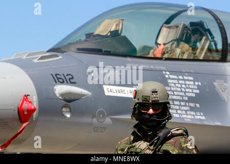 Bucarest, Roumanie. 16 mai, 2018. Un soldat se tient à côté d'un avion de chasse F16 au cours de la défense de la mer Noire et de l'Aérospatiale (BSDA) Exposition à Bucarest, Roumanie, 16 mai 2018. La défense de la mer Noire et de l'Aérospatiale (BSDA) Exposition 2018 ouvert à Bucarest le mercredi, ce qui porte à plus de 200 exposants de 20 certains pays. Credit : Cristian Cristel/Xinhua/Alamy Live News Banque D'Images