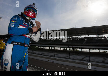 Indianapolis, Indiana, USA. 16 mai, 2018. GRAHAM RAHAL (15) des États-Unis se prépare à l'attache dans sa voiture au cours des dernières minutes de la deuxième journée d'essais du Indianapolis 500 à l'Indianapolis Motor Speedway à Indianapolis, Indiana. Crédit : Chris Owens Asp Inc/ASP/ZUMA/Alamy Fil Live News Banque D'Images