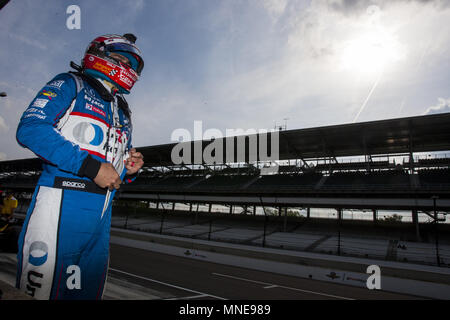 Indianapolis, Indiana, USA. 16 mai, 2018. GRAHAM RAHAL (15) des États-Unis se prépare à l'attache dans sa voiture au cours des dernières minutes de la deuxième journée d'essais du Indianapolis 500 à l'Indianapolis Motor Speedway à Indianapolis, Indiana. Crédit : Chris Owens Asp Inc/ASP/ZUMA/Alamy Fil Live News Banque D'Images