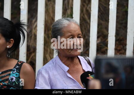 Caracas, Venezuela, Miranda. 16 mai, 2018. Grand-mère de l'un des prisonniers de droit commun qui ont commencé l'émeute vu l'extérieur de l'Helicoide. Des parents de prisonniers politiques détenus au siège de la National Intelligence Service (Sebin) dans El Helicoide, dénonce une situation irrégulière où les prisonniers communs générée une émeute exigeant le transfert à d'autres prisons. Au milieu de la mutinerie, le prisonnier politique, Gregory Sanabria, a été battu lorsqu'il a essayé de calmer la situation. Daniel Ceballos épouse, Patricia Ceballos, a dénoncé que son mari est en danger avec la politique commune de prisone Banque D'Images