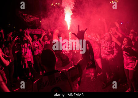 Madrid, Espagne. 16 mai, 2018. Des fans de l'Atlético de Madrid à l'aide de fusées éclairantes célébrant l'UEFA Europa League en titre après avoir remporté le match final contre l'Olympique de Marseille par 0 - 3. À Madrid, Espagne. Credit : Marcos del Mazo/Alamy Live News Banque D'Images