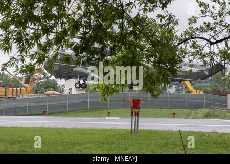 Bethesda, Maryland, USA. 16 mai, 2018. L'appui d'un hélicoptère transportant des terres du personnel avant l'atterrissage de la Marine au port d'United States Président Donald J. Trump qu'il visite première dame Melania Trump au Walter Reed Medical Center de Bethesda, Maryland), le 16 mai 2018. Crédit : Alex Edelman/Piscine via CNP Crédit : Alex Edelman/CNP/ZUMA/Alamy Fil Live News Banque D'Images