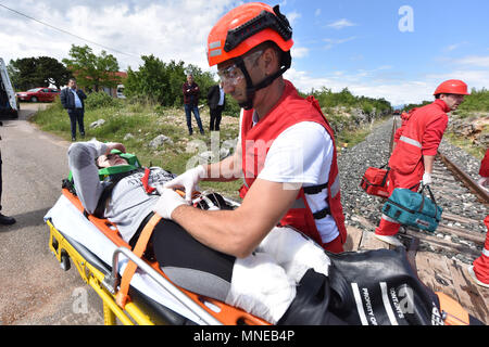 Kistanje, Croatie. 17 mai, 2018. Les sauveteurs croates participent à un train-crash exercice conçu pour la coordination de la sécurité intérieure en système Kistanje, la Croatie, le 16 mai 2018. Credit : Hrvoje Jelavic) (zxj/Xinhua/Alamy Live News Banque D'Images