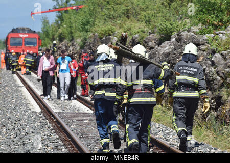Kistanje, Croatie. 17 mai, 2018. Les sauveteurs croates participent à un train-crash exercice conçu pour la coordination de la sécurité intérieure en système Kistanje, la Croatie, le 16 mai 2018. Credit : Hrvoje Jelavic) (zxj/Xinhua/Alamy Live News Banque D'Images