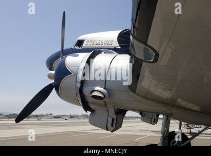 Costa Mesa, Californie, USA. 16 juillet, 2017. Le DC-3 Breitling fait une halte pendant sa tournée mondiale 2017 à John Wayne Airport à Costa Mesa, en Californie le 14 juillet, 2017. Credit : Nicholas Koon/ZUMA/Alamy Fil Live News Banque D'Images