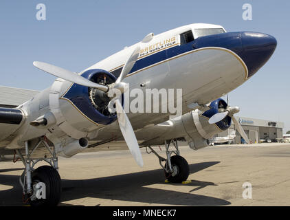 Costa Mesa, Californie, USA. 16 juillet, 2017. Le DC-3 Breitling fait une halte pendant sa tournée mondiale 2017 à John Wayne Airport à Costa Mesa, en Californie le 14 juillet, 2017. Credit : Nicholas Koon/ZUMA/Alamy Fil Live News Banque D'Images