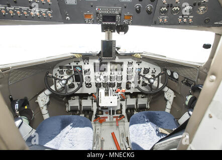 Costa Mesa, Californie, USA. 16 juillet, 2017. Vue du cockpit de l'avion DC-3 Breitling. Le DC-3 a fait escale durant sa tournée mondiale 2017 à John Wayne Airport à Costa Mesa, en Californie le 14 juillet, 2017. Credit : Nicholas Koon/ZUMA/Alamy Fil Live News Banque D'Images