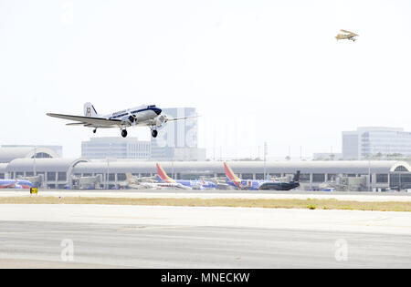 Costa Mesa, Californie, USA. 16 juillet, 2017. Le DC-3 Breitling décolle à l'aéroport John Wayne avant pendant une heure la presse tour autour du ciel de l'Orange County. Le DC-3 Breitling fait une halte pendant sa tournée mondiale 2017 à John Wayne Airport à Costa Mesa, en Californie le 14 juillet, 2017. Credit : Nicholas Koon/ZUMA/Alamy Fil Live News Banque D'Images