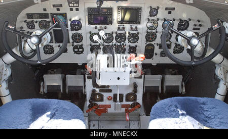 Costa Mesa, Californie, USA. 16 juillet, 2017. Vue du cockpit de l'avion DC-3 Breitling. Le DC-3 a fait escale durant sa tournée mondiale 2017 à John Wayne Airport à Costa Mesa, en Californie le 14 juillet, 2017. Credit : Nicholas Koon/ZUMA/Alamy Fil Live News Banque D'Images