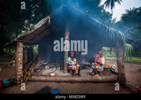 Yongoro, Sierra Leone - Juin 02, 2013 : l'Afrique de l'Ouest, deux pas de femmes avec enfant à la cabane dans le village en face de la capitale de la Sierra Leone, Fr Banque D'Images