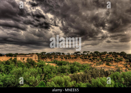 Vue spectaculaire sur la colline et verdure avec sombre, dramatique, les nuages orageux à Ségovie, Espagne. Banque D'Images