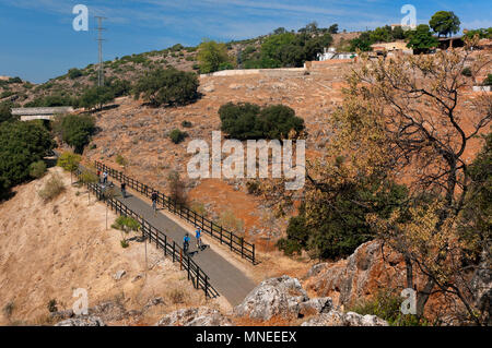 De la Subbética Greenway (ancienne ligne de chemin de fer de la soi-disant 'train') : chemin et les cyclistes. Cabra. Cordoba province. Région de l'Andalousie. L'Espagne. Ue Banque D'Images