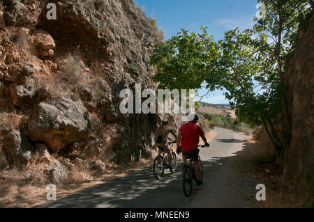 De la Subbética Greenway (ancienne ligne de chemin de fer de la soi-disant 'train') : chemin et les cyclistes. Cabra. Cordoba province. Région de l'Andalousie. L'Espagne. Ue Banque D'Images