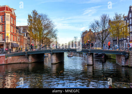Amsterdam, Pays-Bas - 17 novembre 2017 : Pont à Amsterdam Banque D'Images