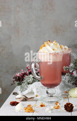 Chocolat chaud avec de la crème fouettée et de noix, des décorations de Noël, place de l'inscription Banque D'Images