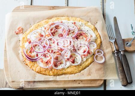 Tarte flambée avec un chou-fleur base (low carb) Banque D'Images