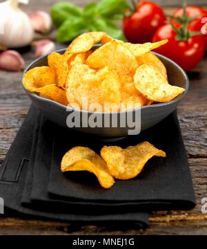 Un bol de chips à la tomate Banque D'Images