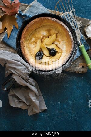 Pruneaux Apple crêpes bébé néerlandais Banque D'Images