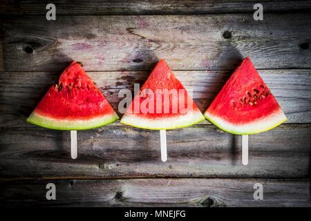 Les tranches de melon sur des bâtons Banque D'Images