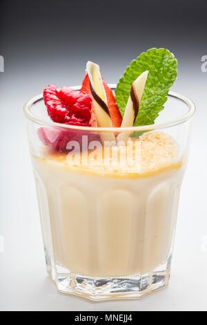 Crème de chocolat blanc avec des framboises et de la menthe Banque D'Images