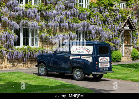 1963 Austin A35 builders van à l'extérieur d'une maison couverte de glycine à Deddington, Oxfordshire, Angleterre Banque D'Images